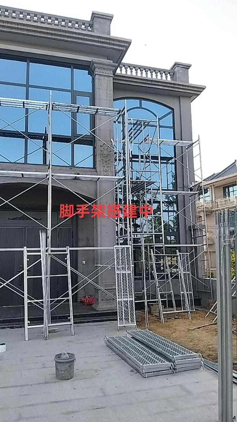 外墙脚手架搭建中,#施工现场实拍 #专业的事情交给专业人去做