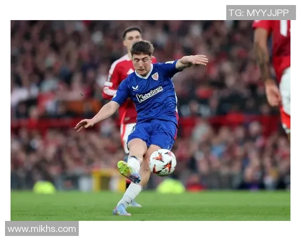 四号蓝色足球球星是谁 他在球场上的表现与成就分析 四号蓝色足球球星是谁 他在球场上的表现与成就分析