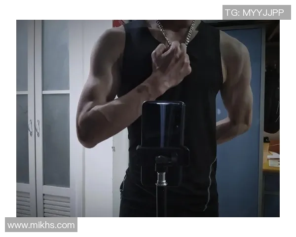 足球球星展现完美腹肌身材与强大实力的完美结合让人惊叹不已